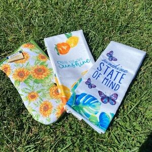 NWOT Sunshine Dish Towels